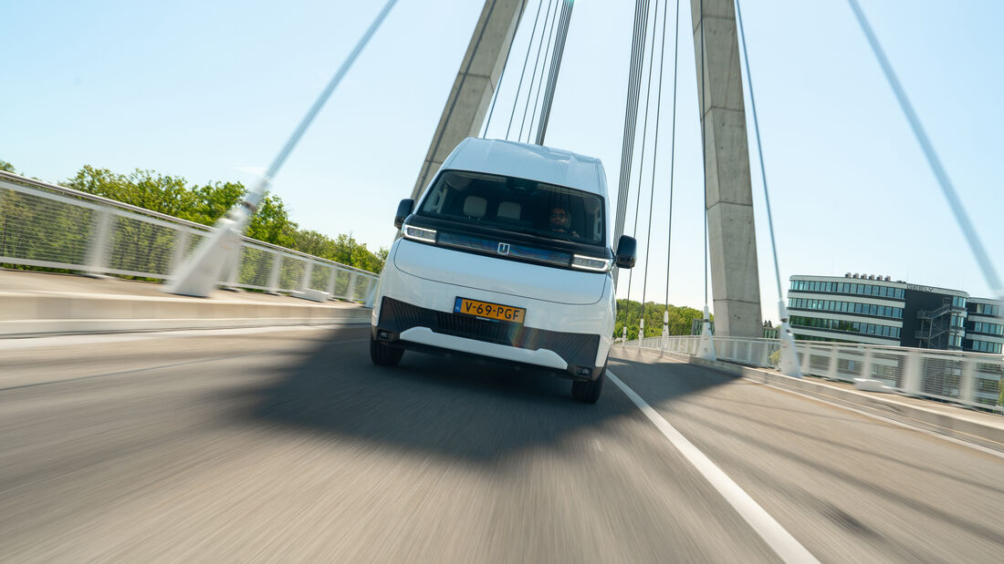 Farizon SV als weißer Elektro-Transporter in Frontansicht auf einer Brücke während der Fahrt.