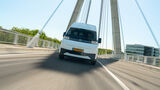 Farizon SV als weißer Elektro-Transporter in Frontansicht auf einer Brücke während der Fahrt.