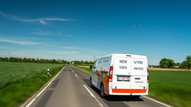 Farizon V7E fährt als elektrischer Kastenwagen auf einer Landstraße mit seitlicher Beschriftung und Hecktüren.