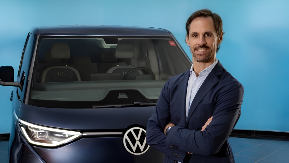Fernando Badia steht vor einem Fahrzeug von Volkswagen Nutzfahrzeuge.