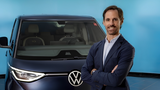 Fernando Badia steht vor einem Fahrzeug von Volkswagen Nutzfahrzeuge.