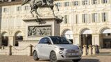 Fiat 500 Hybrid aus der Frontperspektive auf einer Piazza vor historischer Architektur.