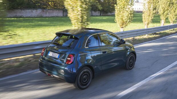 Fiat 500 Hybrid bei der Fahrt auf einer Landstraße aus der Heckperspektive.