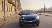 Fiat 600 Benziner in Frontansicht während der Fahrt auf einer Stadtstraße.