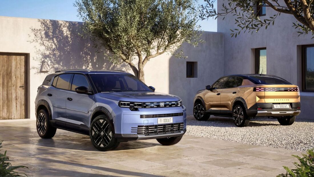 Fiat Grizzly SUV und Fiat Grizzly Fastback auf einem gepflasterten Vorplatz vor moderner Architektur.