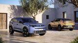 Fiat Grizzly SUV und Fiat Grizzly Fastback auf einem gepflasterten Vorplatz vor moderner Architektur.