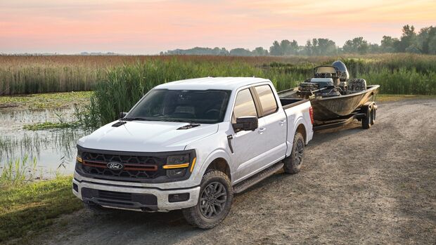 Ford F-150 Pickup Modell 2025 mit Bootsanhanger am Gewasser