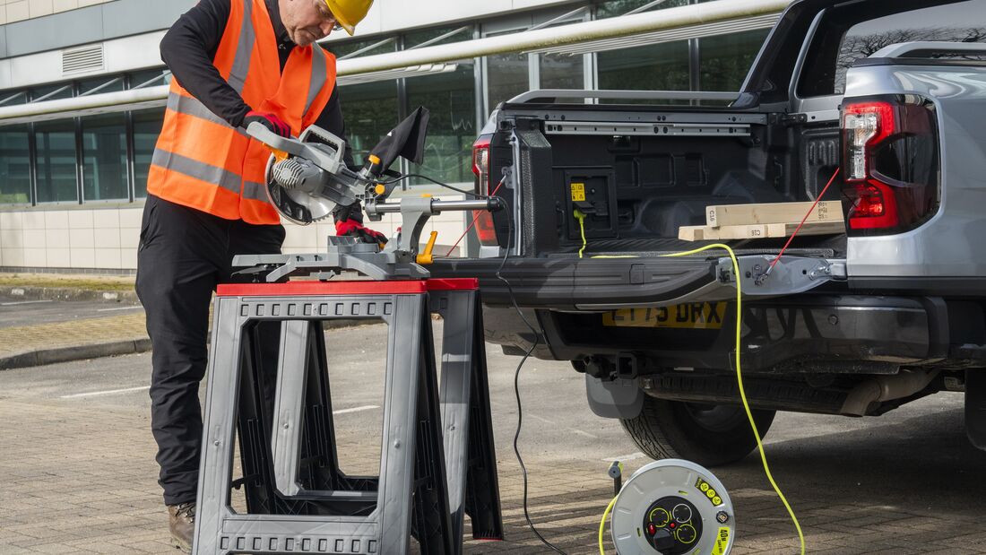Ford Ranger PHEV versorgt eine Kappsäge über die Steckdose auf der Ladefläche mit Strom.