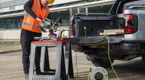 Ford Ranger PHEV versorgt eine Kappsäge über die Steckdose auf der Ladefläche mit Strom.