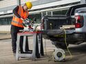 Ford Ranger PHEV versorgt eine Kappsäge über die Steckdose auf der Ladefläche mit Strom.