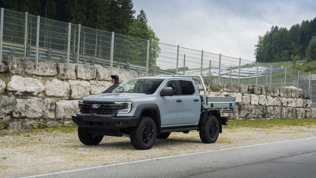 Ford Ranger Super Duty als Pritschenfahrzeug auf einer Teststrecke mit Waldkulisse.