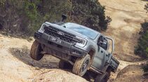 Ford Ranger Super Duty auf unwegsamem Gelände mit starker Verschränkung.