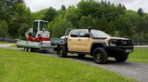 Ford Ranger Super Duty zieht Anhänger mit Minibagger auf Teststrecke.