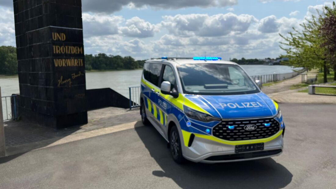 Ford Tourneo Custom als Streifenwagen der Polizei Nordrhein-Westfalen im Außeneinsatz