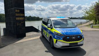 Ford Tourneo Custom als Streifenwagen der Polizei Nordrhein-Westfalen im Außeneinsatz