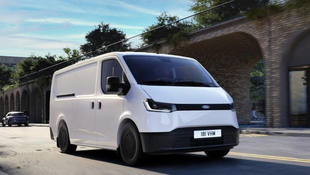 Ford Transit City als weißer Elektro-Transporter auf einer Straße im urbanen Umfeld.