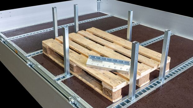 Formschlüssige Ladungssicherung mit Steckrungensystem auf der Ladefläche eines Nutzfahrzeugs bis zwölf Tonnen zulässigem Gesamtgewicht.