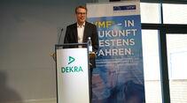 Frank Hägele, Vorstand des VMF, spricht am Rednerpult zur Eröffnung des VMF Future Mobility Summit.