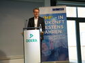 Frank Hägele, Vorstand des VMF, spricht am Rednerpult zur Eröffnung des VMF Future Mobility Summit.