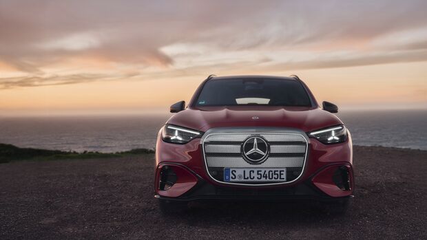 Frontansicht Mercedes GLC mit EQ-Technologie vor Meereskulisse