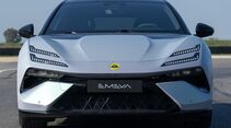 Frontansicht der elektrischen GT Limousine Lotus Emeya mit LED-Scheinwerfern auf einer Rennstrecke