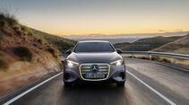 Frontansicht der vollelektrischen Mercedes C-Klasse auf einer Landstraße.