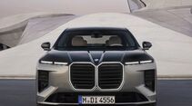 Frontansicht des BMW 7er Facelift mit großem Kühlergrill und schmalen LED-Scheinwerfern