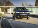 Frontansicht des Dacia Bigster auf befestigter Fahrbahn vor modernem Gebäude