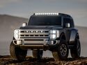 Frontansicht des Hyundai Boulder Concept mit großen Offroad-Reifen und markanter Lichtsignatur in felsiger Landschaft.