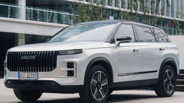 Frontansicht des Jaecoo 7 SHS mit vertikalem Grill und schmalen LED-Scheinwerfern