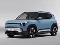 Frontansicht des Kia EV2 in hellblauer Lackierung im Studio mit LED-Lichtsignatur und Modellbezeichnung EV2.