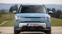 Frontansicht des Kia EV2 mit geschlossener Front und LED-Leuchten