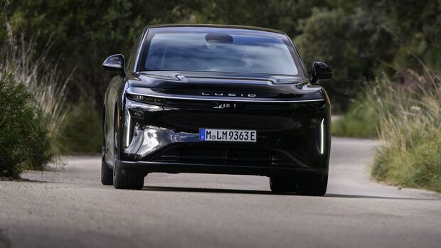 Frontansicht des Lucid Gravity mit LED-Lichtleiste und schmalen Scheinwerfern