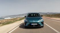 Frontansicht des MG4 EV Modellpflege während der Fahrt auf einer Küstenstraße.
