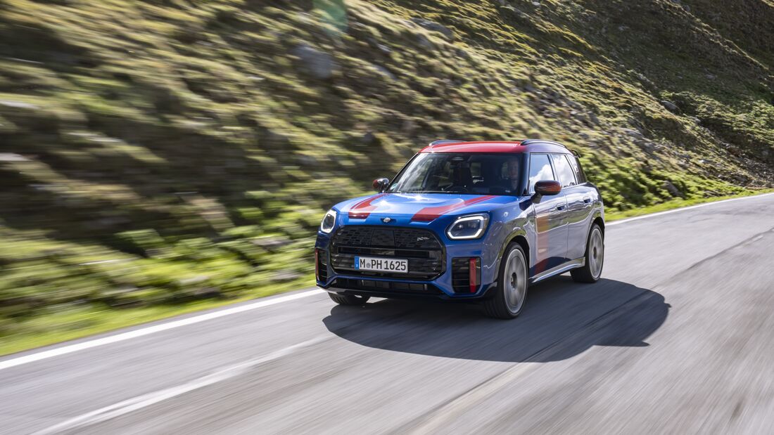 Frontansicht des MINI Countryman JCW auf einer Bergstraße in den Alpen.