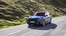 Frontansicht des MINI Countryman JCW auf einer Bergstraße in den Alpen.