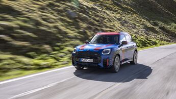 Frontansicht des MINI Countryman JCW auf einer Bergstraße in den Alpen.