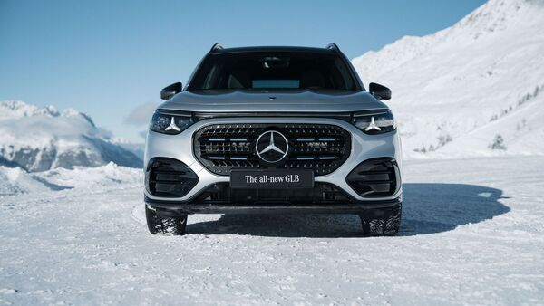 Frontansicht des Mercedes GLB mit markanter LED-Stern-Lichtgrafik im Kühlergrill.