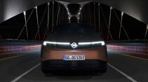 Frontansicht des Opel Grandland mit beleuchtetem Opel Logo und LED Lichtsignatur
