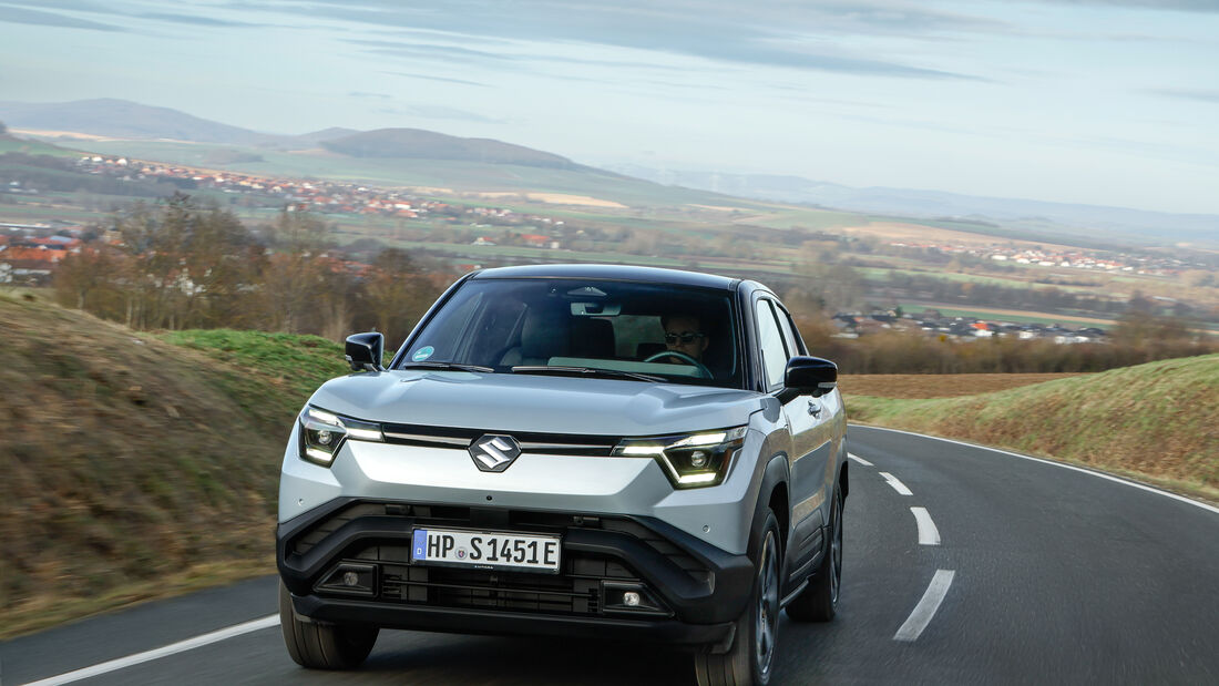 Frontansicht des Suzuki e-Vitara auf kurviger Landstraße