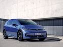 Frontansicht des VW ID.3 Neo in blauer Lackierung mit schmalen LED-Scheinwerfern