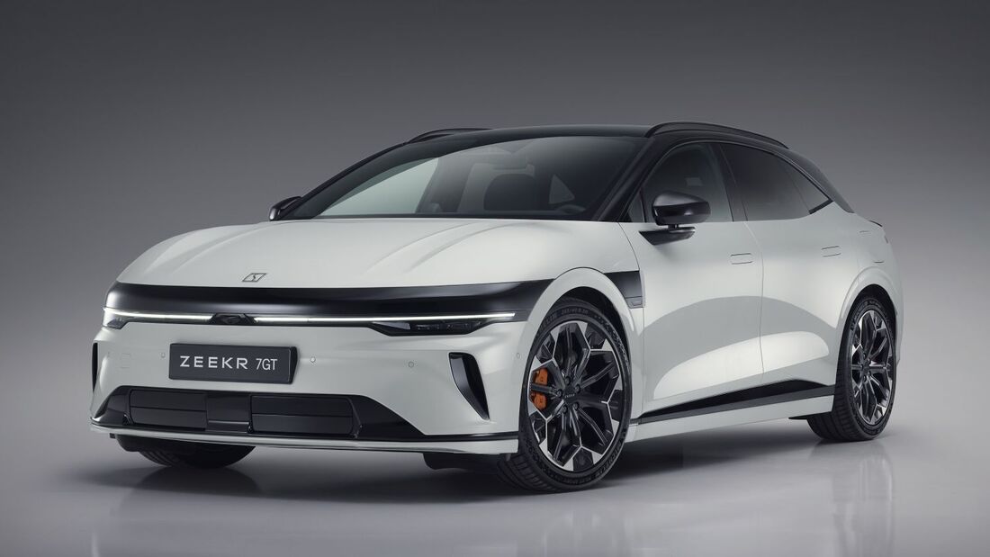 Frontansicht des Zeekr 7GT in Weiss mit LED-Lichtband, schwarzem Dach und grossen Leichtmetallraedern.
