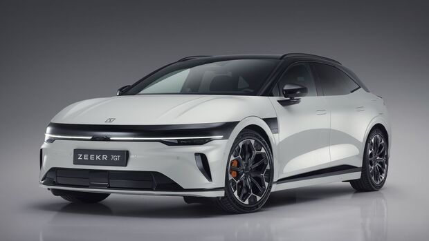 Frontansicht des Zeekr 7GT in Weiss mit LED-Lichtband, schwarzem Dach und grossen Leichtmetallraedern.