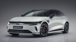 Frontansicht des Zeekr 7GT in Weiss mit LED-Lichtband, schwarzem Dach und grossen Leichtmetallraedern.