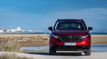 Frontansicht des roten Mazda CX-5 am Strand mit sichtbarem Kuehlergrill