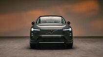 Frontansicht des vollelektrischen Volvo EX60 mit geschlossenem Kühlerbereich