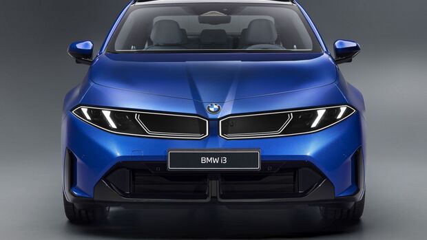 Frontansicht eines blauen BMW i3 mit markanter Lichtsignatur
