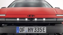 Frontdetail des Hyundai Ioniq 3 mit LED-Lichtband und Hyundai-Logo