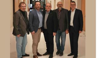 Fünf Mitglieder des bis 2028 gewählten Vorstands des Bundesverbands Betriebliche Mobilität stehen zusammen für ein Gruppenfoto.