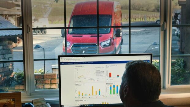 Fuhrparkverantwortlicher betrachtet Flotten- und Ladedaten in Ford Pro Telematics auf einem Monitor.